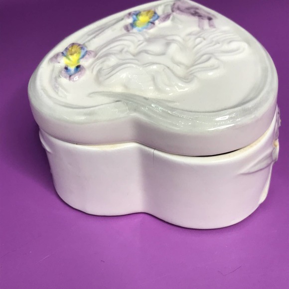 Vintage Ceramic Heart Trinket Box Raised Cameo Handcrafted Belle Epogue Japan - Picture 3 of 11